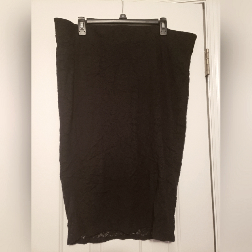 Torrid- Pencil line lace skirt- Size 2 (18/20)